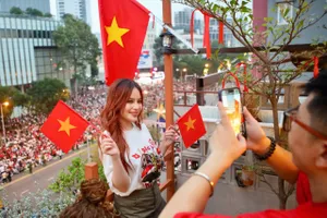 Cờ đỏ sao vàng nhuộm khắp các con phố trong lễ diễu binh, diễu hành