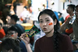 Người dân 'thấy vui trong lòng" khi nhận được lương khô từ các chiến sĩ Quân khu 7