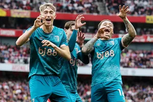 Arsenal thua ngược trên sân nhà