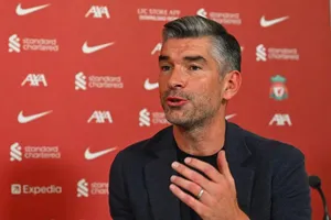 Cuộc gọi của Hughes thuyết phục Alexander-Arnold ở lại Liverpool