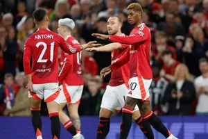 Neville tuyên bố 10 ngôi sao của MU sẽ bị bán