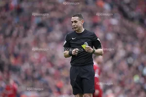 Trọng tài nổi tiếng bị Premier League sa thải lên tiếng về công việc mới gây sốc