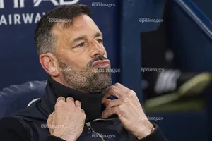 Lý do kỳ lạ khiến Leicester City vẫn chờ sa thải Van Nistelrooy