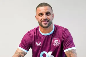 Đội trưởng Man City hoàn tất vụ chuyển nhượng gây sốc