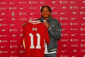 Liverpool chiêu mộ thần đồng 16 tuổi ngay trước mũi của MU