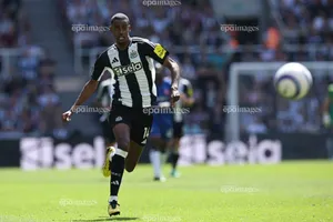 Newcastle trừng phạt Isak