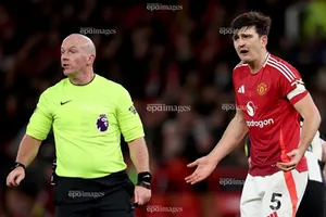 Trọng tài bắt chính trận đại chiến MU gặp Arsenal gây tranh cãi