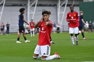 Thần đồng 14 tuổi của MU gây sốt khi lập hat-trick trong 22 phút