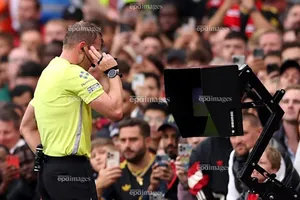 PGMOL thừa nhận trọng tài mắc lỗi khi Chelsea và MU hưởng lợi từ VAR