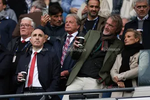 Tottenham đáp trả trong cuộc chiến pháp lý với ông chủ của MU