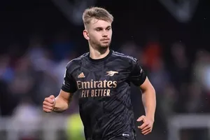 Cựu tiền đạo Arsenal chấn thương sọ não sau pha va chạm kinh hoàng trên sân