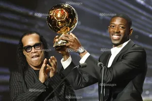 Dembele rơi nước mắt cám ơn Messi sau khi giành quả bóng vàng