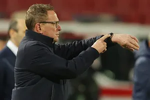 Cựu HLV của MU nhập viện phẫu thuật liên tục