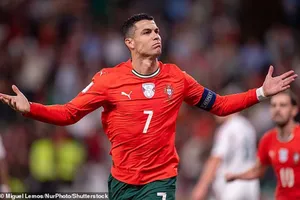Ronaldo phá kỷ lục ghi bàn
