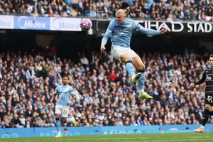 Man City vươn lên ngôi đầu bảng xếp hạng Premier League