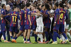 El Clasico hỗn loạn và căng thẳng
