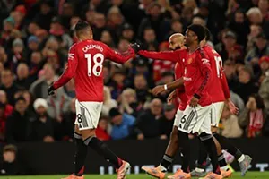 MU thoát thua nhờ trọng tài không thổi phạt đền