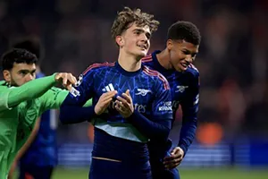 Ngôi sao của Arsenal đi vào lịch sử Champions League