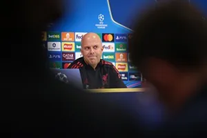 Pep Guardiola giải thích vì sao Man City quá mạnh, Slot đổ lỗi cho trọng tài