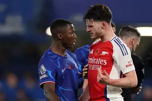 Cuộc tranh luận giữa Caicedo và Declan Rice phải dừng lại