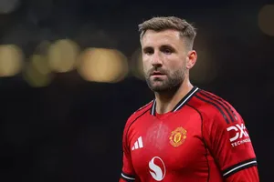 Phản ứng xấu hổ của Luke Shaw