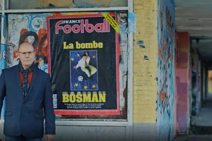 Người đàn ông giúp Ronaldo thành tỉ phú bóng đá bị 'quản thúc tại gia'