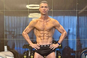 Ronaldo khoe thân đáng kinh ngạc: Ngủ như trẻ sơ sinh