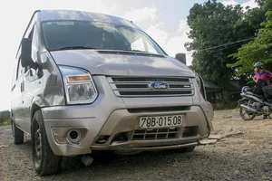 Ô tô đâm tan hoang quán phở, năm người bị thương