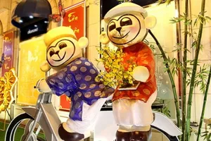 Clip người Sài Gòn nhộn nhịp xuống phố du xuân sớm