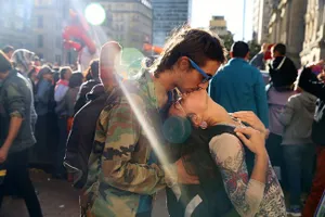 Chiêm ngưỡng những nụ hôn đường phố đắm say