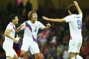 Bán kết U-23 châu Á: Đông - Tây hội ngộ