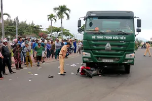 Xe chở bê tông cuốn phụ nữ đi xe máy vào gầm