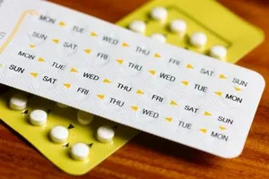 Bé ba tuổi 'ăn nhầm' thuốc ngừa thai trong ví của mẹ