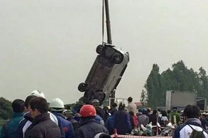 Phát hiện xế hộp nổi trên sông, tài xế tử vong