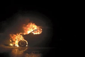 Xế hộp bốc cháy như đuốc trong đêm tối