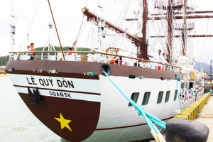 Tàu buồm đầu tiên của Việt Nam vượt bão về nước
