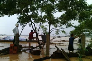 Sông Nhật Lệ lũ lên nhanh, nhiều xã bị chia cắt 