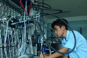 Lao động thô, thu nhập khó cải thiện