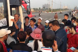 Trao vé máy bay, vé xe cho công nhân về quê đón tết