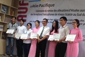 Trao 360 triệu đồng cho sinh viên hiếu học