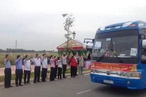 Lãnh đạo TP.HCM ra tận xe tiễn công nhân về tết