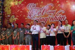 Lãnh đạo TP.HCM tiễn công nhân về tết trong đêm