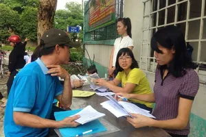 Công nhân xếp hàng tìm việc đầu năm