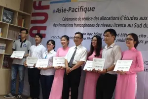 Học ở Việt Nam, nhận bằng cử nhân Pháp