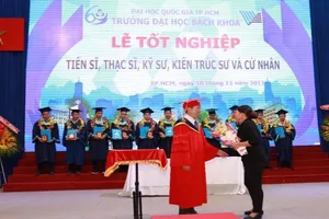 Xúc động: Mẹ nhận bằng thay con đã mất vì ung thư 