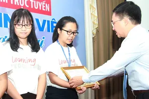 'Em đã có tiền phụ mẹ trả nợ học phí'