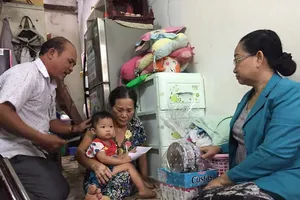 Công đoàn thăm con công nhân bị bạo hành