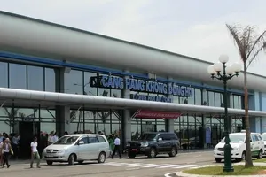 Bất bình vì sân bay 'biến' thành nơi đánh cầu lông