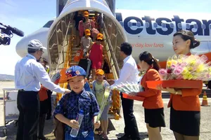 Khách đi máy bay cùng trẻ em được làm thủ tục khách VIP