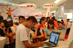 Khách đi máy bay làm thủ tục check-in trực tuyến tăng nhanh